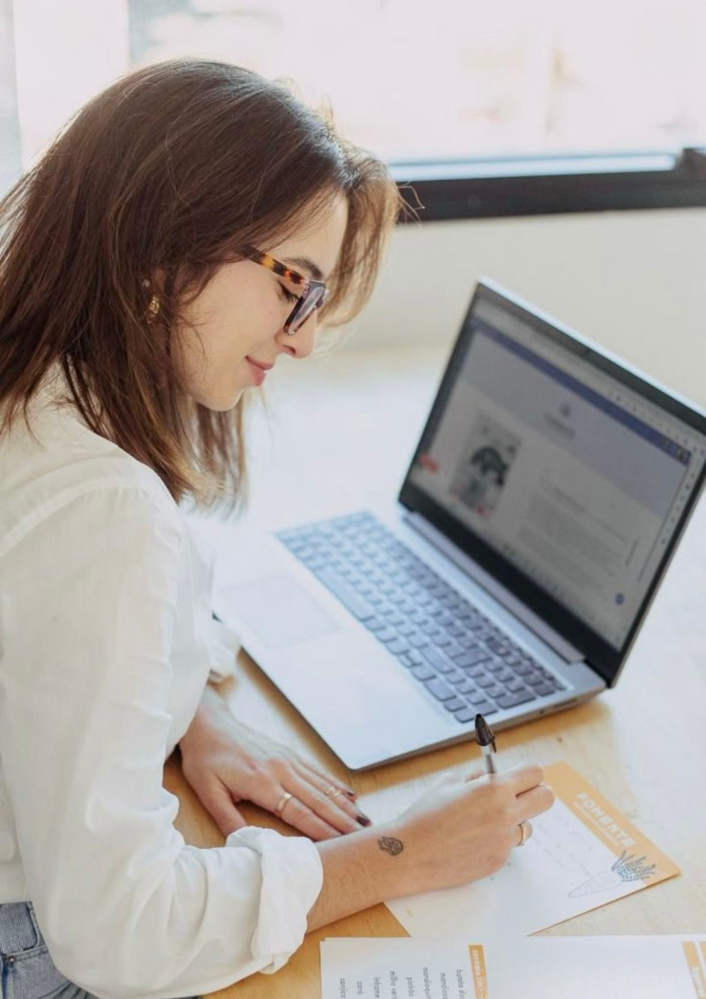 Orang sedang mengetik artikel dengan AI